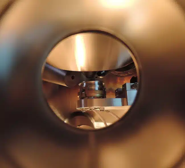 Plasma cleaning in a vacuum chamber