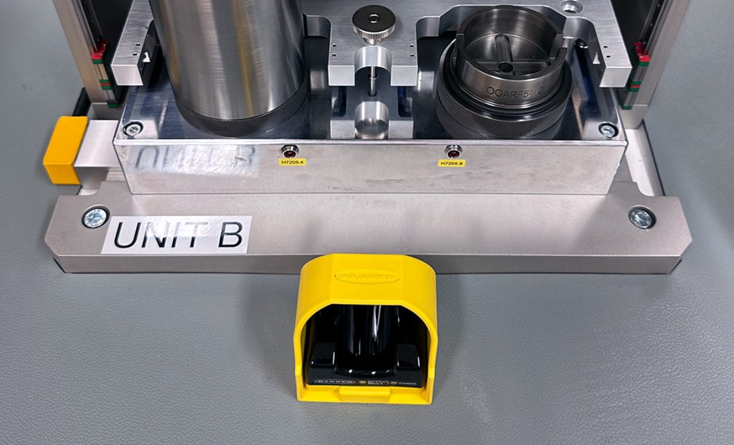 Control of helium leak detector machine