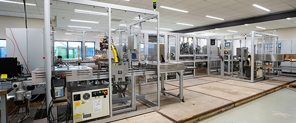 Feeding cell of medtech assembly line